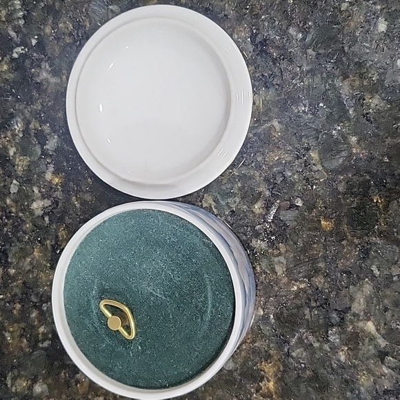 M.I. Hummel Music Box Collection Licensed by Goebel “Umbrella Girl”Danbury Mint - Picture 2 of 5